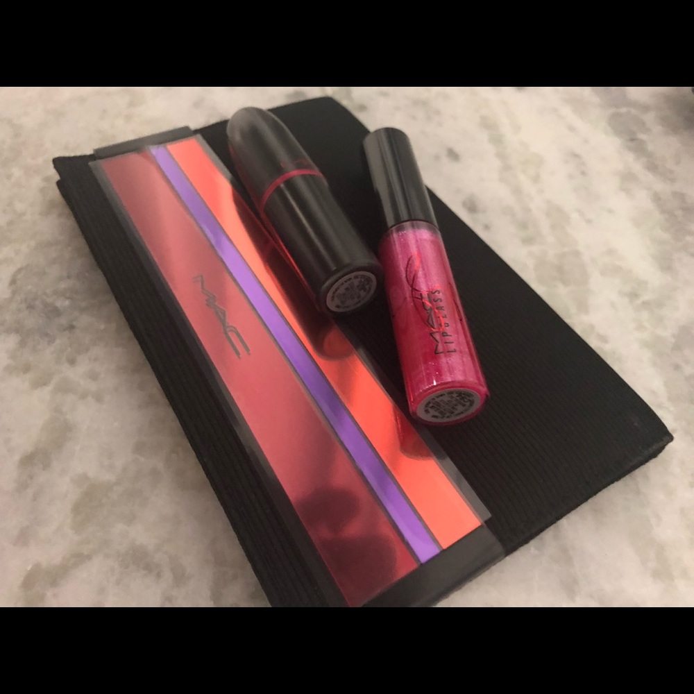 Mac pouch with lipstick and lipglass (Miley Cyrus)